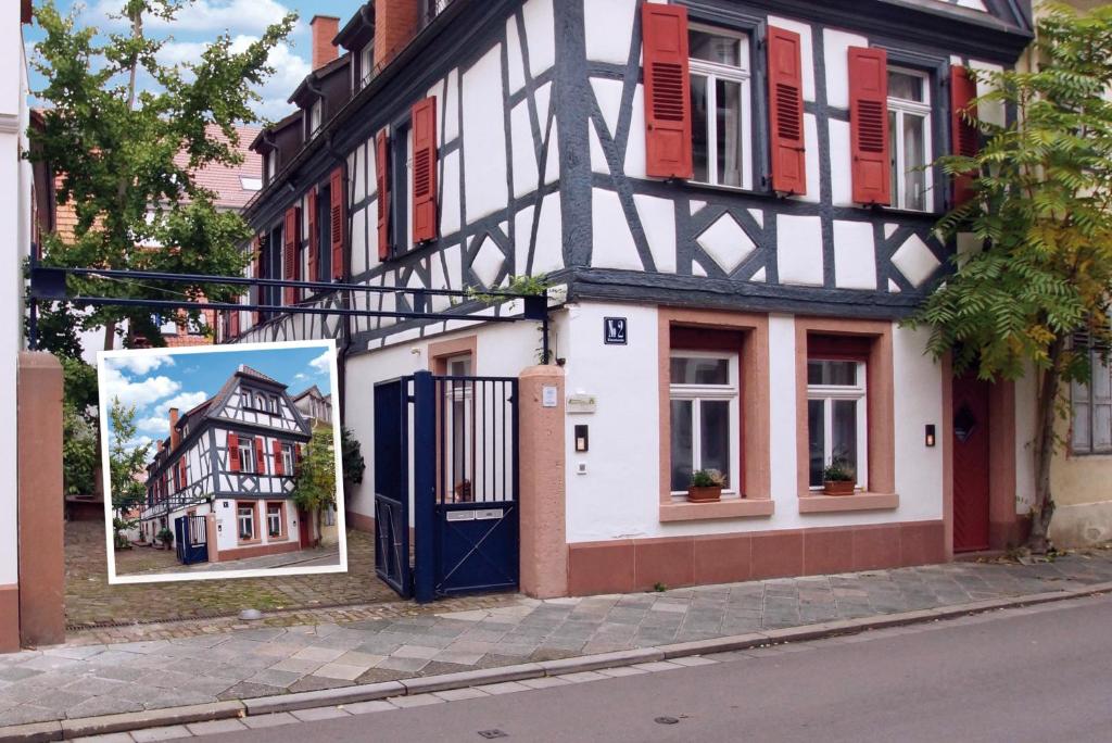 施派尔Rheintor-Apartment的一座黑白的建筑,设有蓝色的门