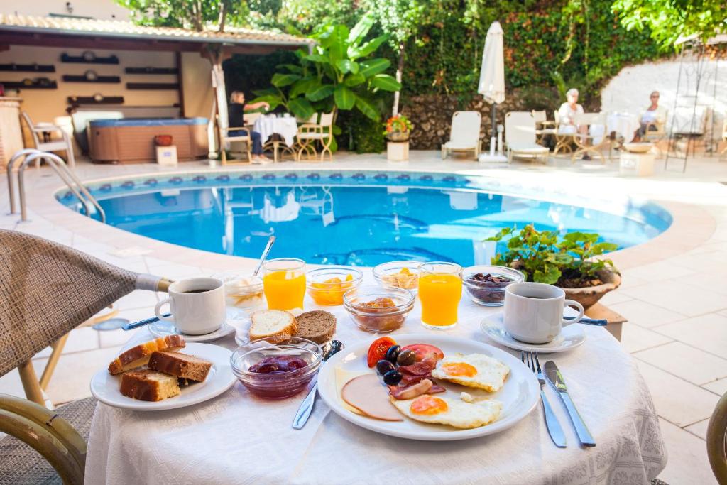 帕尔加天堂酒店的游泳池畔的早餐桌