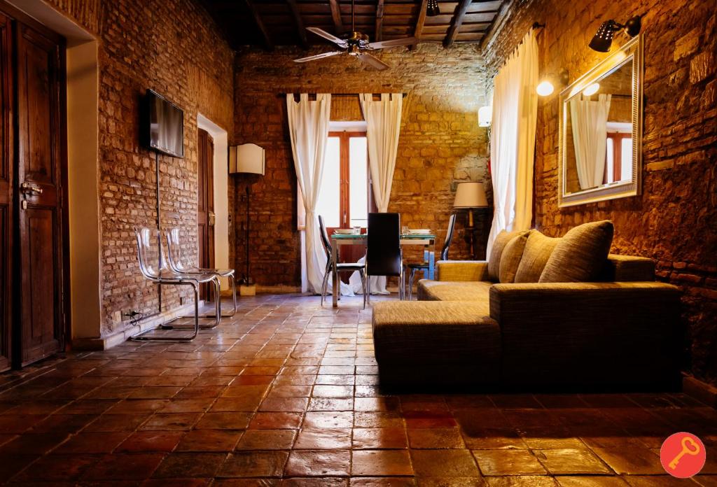 罗马特拉斯提弗列华丽公寓的带沙发和砖墙的客厅