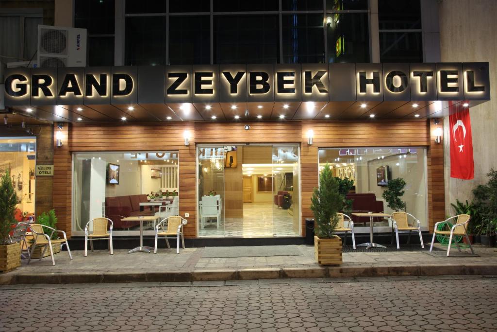 伊兹密尔格兰德泽贝克酒店的宏伟的时尚酒店前面设有桌椅