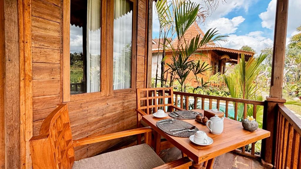 Jagadhita Villas Ubud Bali的阳台或露台