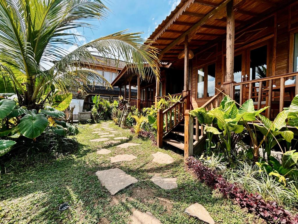 乌布Jagadhita Villas Ubud Bali的通往房屋的通道
