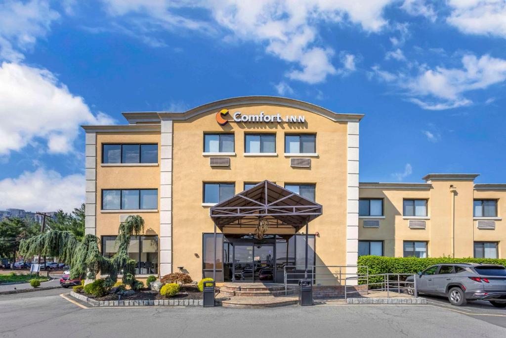 埃奇沃特Comfort Inn Edgewater on Hudson River的前面有标志的酒店