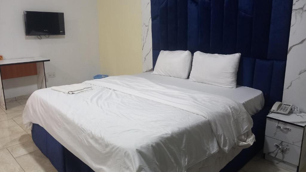 Tovia Hotel and Suite Limited客房内的一张或多张床位