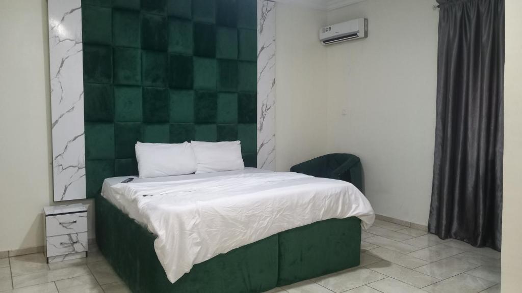 Tovia Hotel and Suite Limited客房内的一张或多张床位