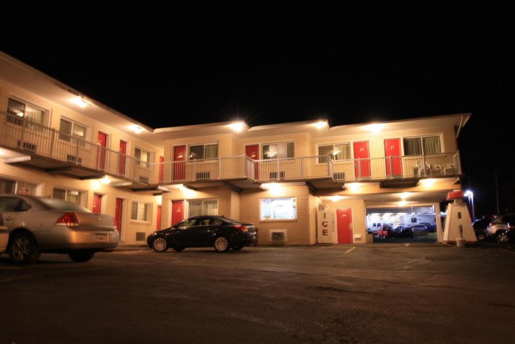 哈利法克斯湖城汽车旅馆的一座大型公寓楼,停车场有停车位