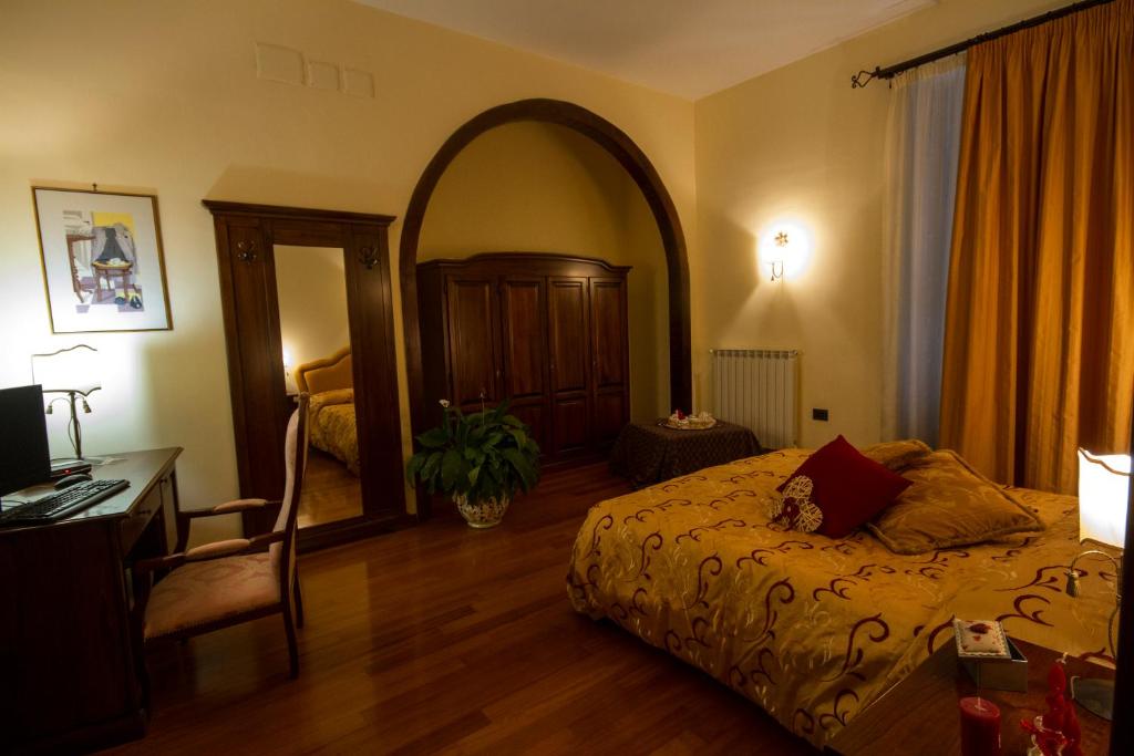 ForchiaCamere al Borgo的一间卧室配有一张床和一面大镜子