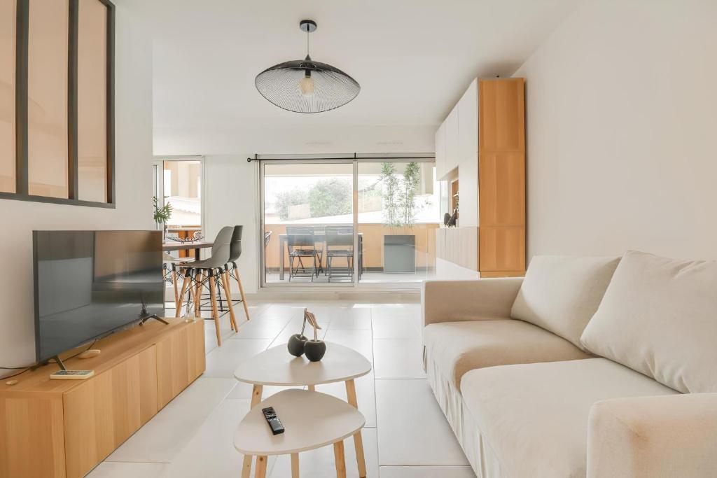 芒通&quot;Le Méditerranée&quot; Plein centre, Terrasse, Rénové的带沙发和桌子的客厅