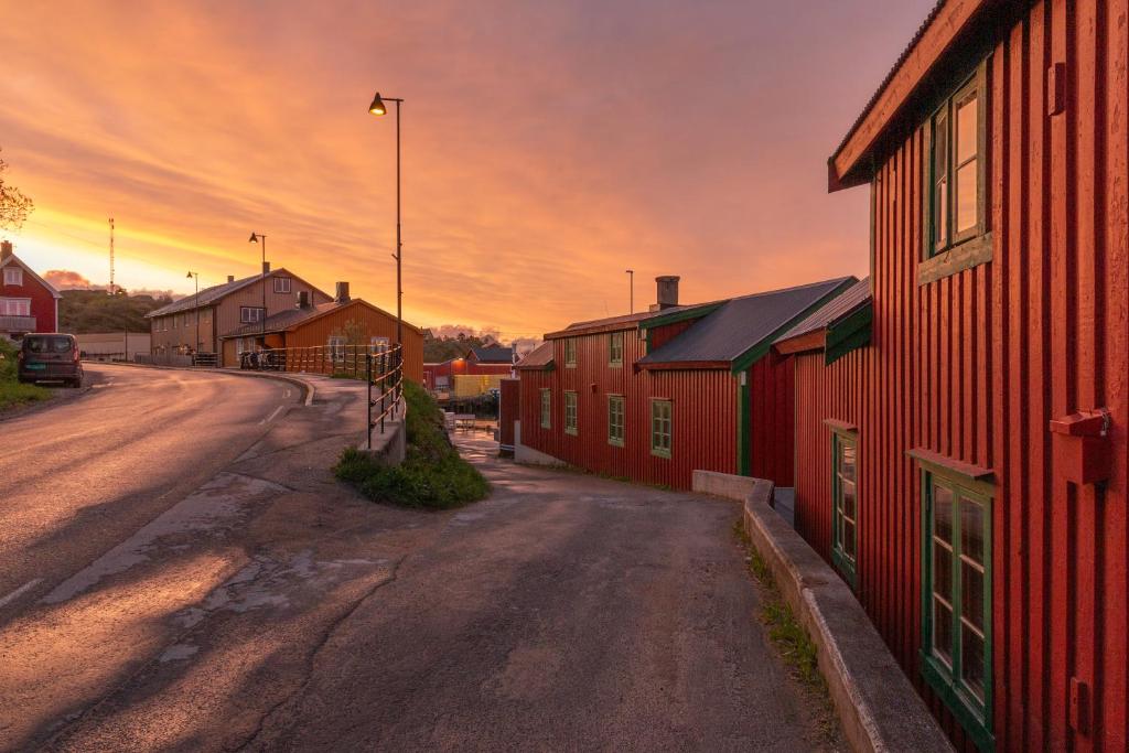 斯塔姆松Live Lofoten Fishermen's Cabins的红楼旁边的一条空街道