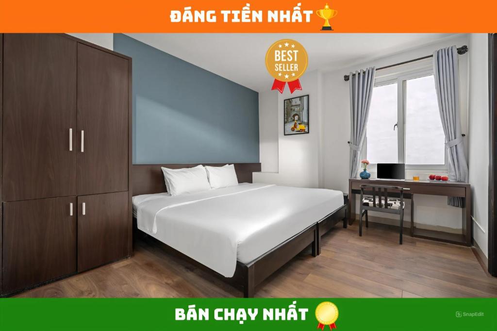 岘港Gold Time Hotel Da Nang的一间卧室配有一张床和一张书桌