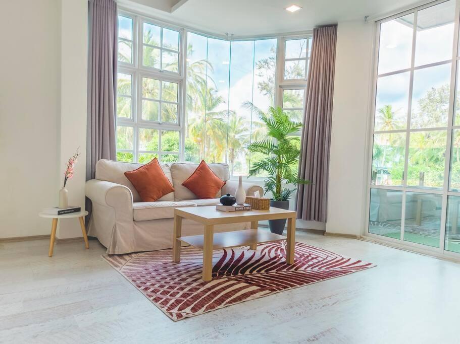 胡鲁马累Cozy 1BR apartment by beach - partial ocean view的客厅配有沙发和桌子