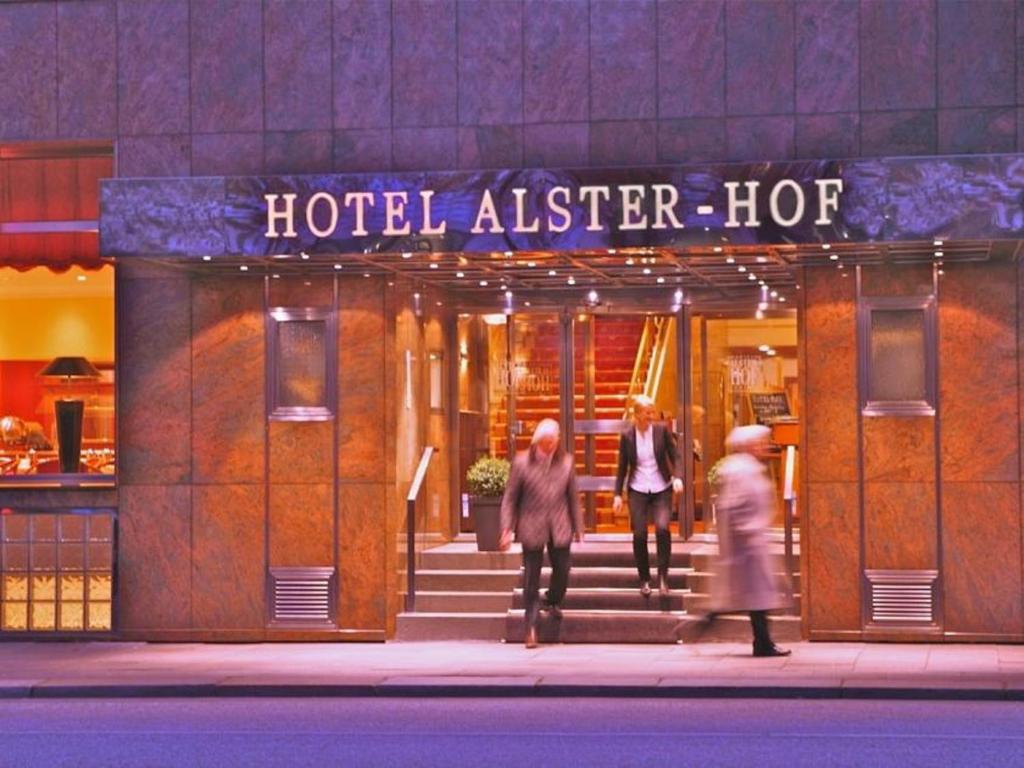 汉堡埃尔斯特酒店的两个人在旅馆老板小屋外散步