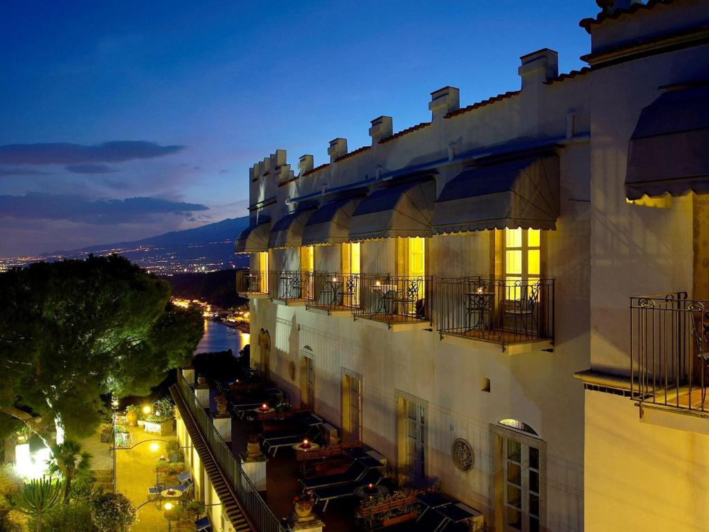 陶尔米纳贝尔索基欧诺酒店的享有大楼的夜间景致