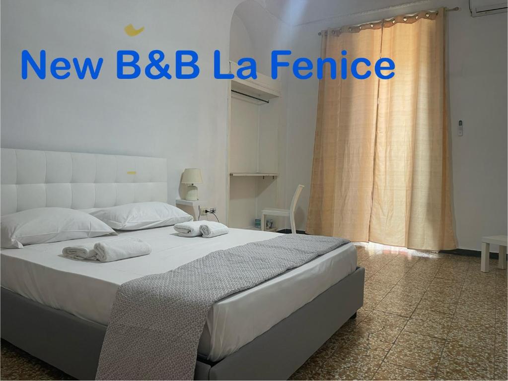 那不勒斯Hostel BB La Fenice的一间卧室,配有一张带新bc la feline标志的床