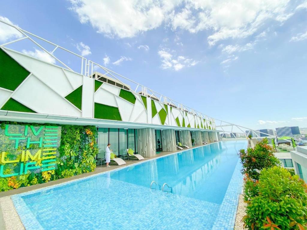 马尼拉Lime Resort Manila的大楼一侧的大型游泳池