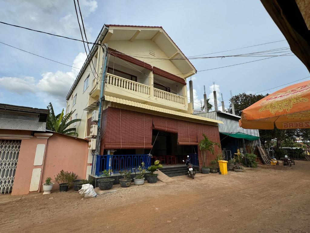 Phumĭ Chŏng KaôhDary's Village Guesthouse & Restaurant的街道一侧带阳台的建筑