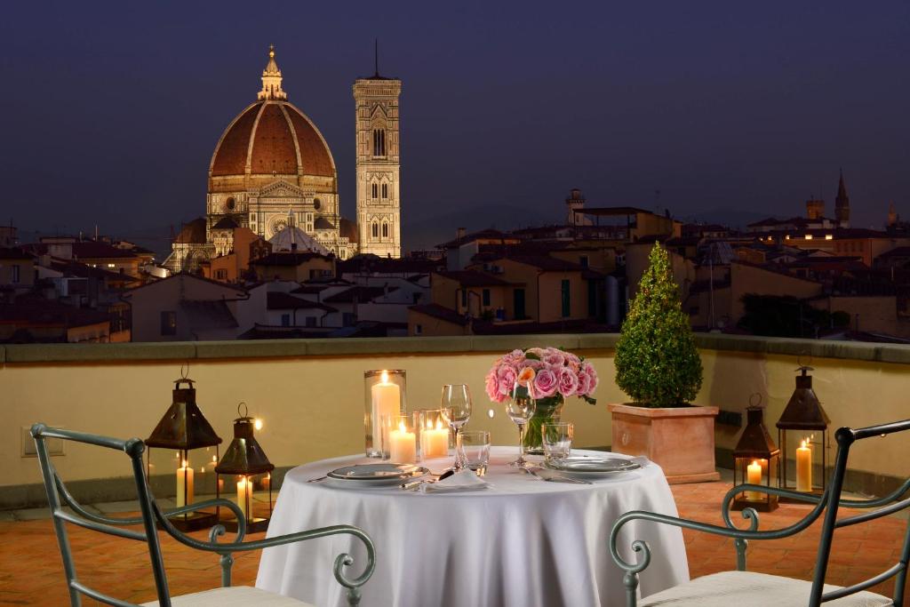 佛罗伦萨Santa Maria Novella - WTB Hotels的阳台上的桌子上摆放着蜡烛和鲜花