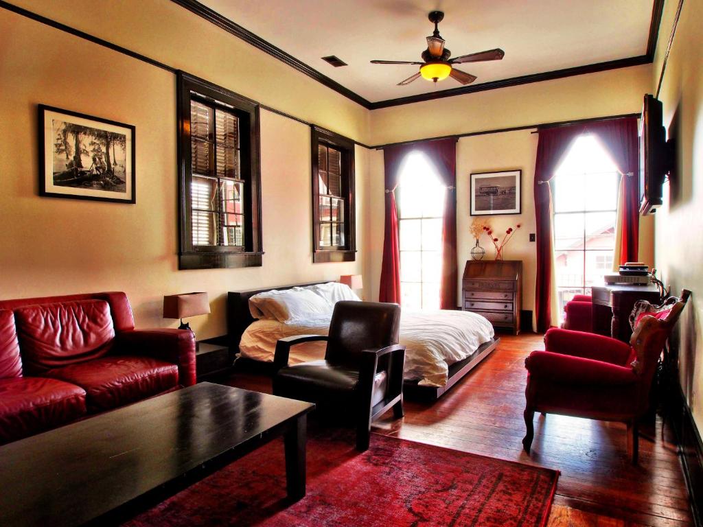 新奥尔良Royal Street Inn & Bar的客厅配有沙发和1张床