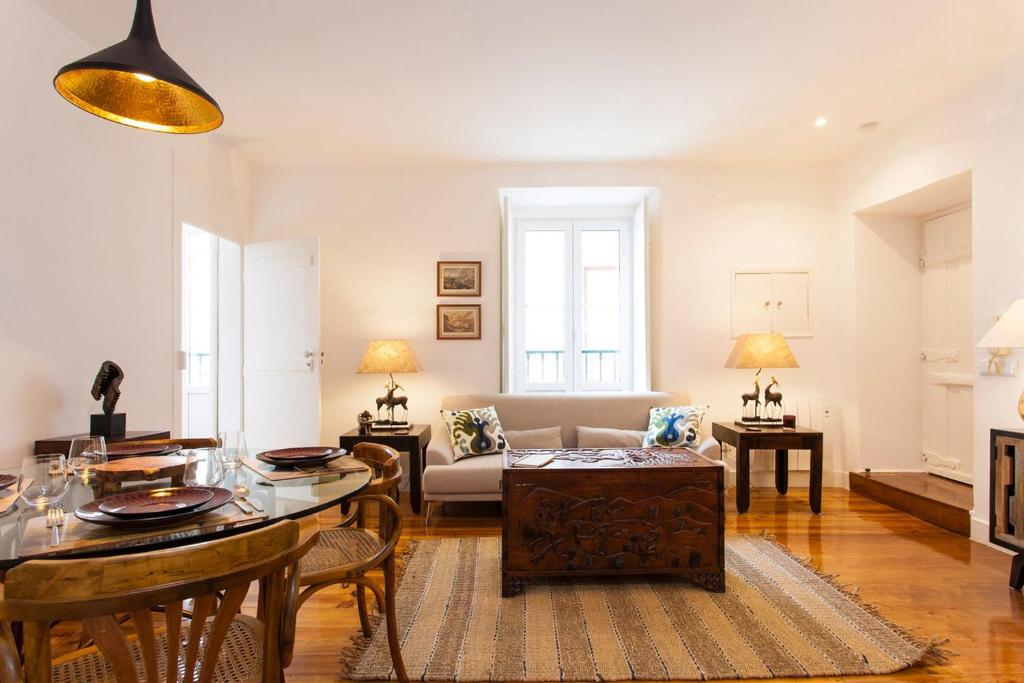 里斯本阿法玛舒适型公寓的客厅配有桌子和沙发