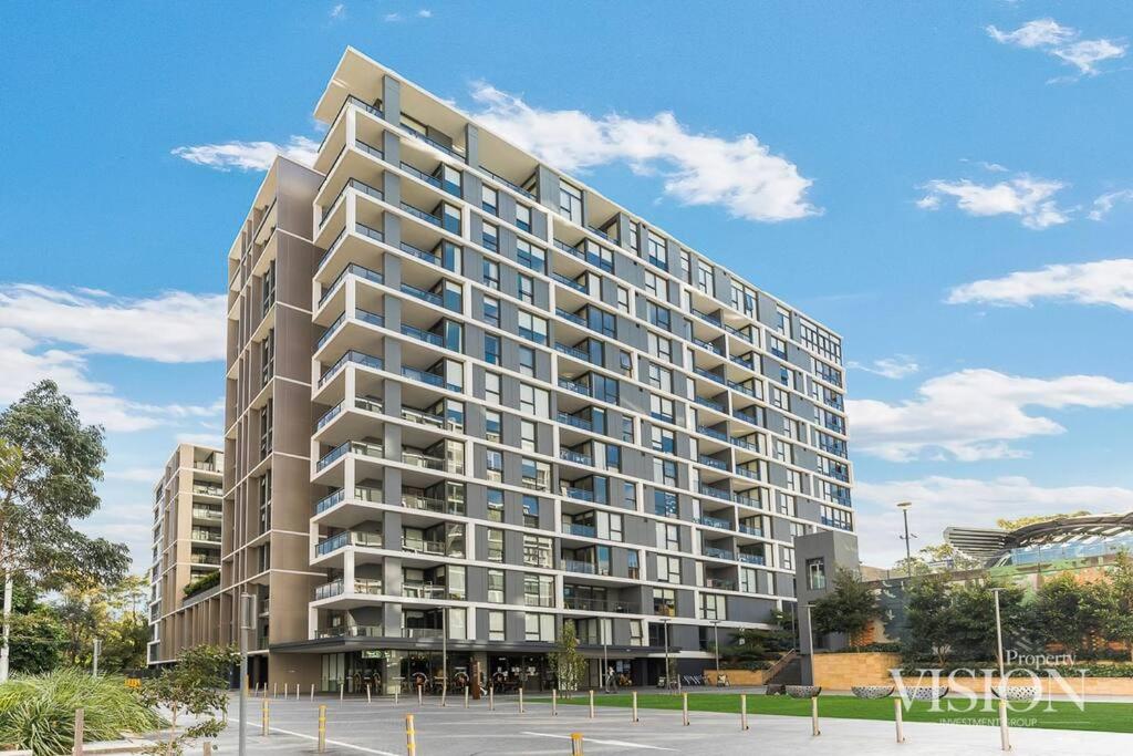 悉尼Modern 2 Bedroom Apartment next to North Ryde Metro的大型公寓建筑的 ⁇ 染