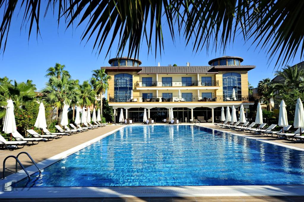 科纳克勒奥古斯托别墅精品酒店＆Spa的一座带游泳池和椅子的度假村和一座建筑