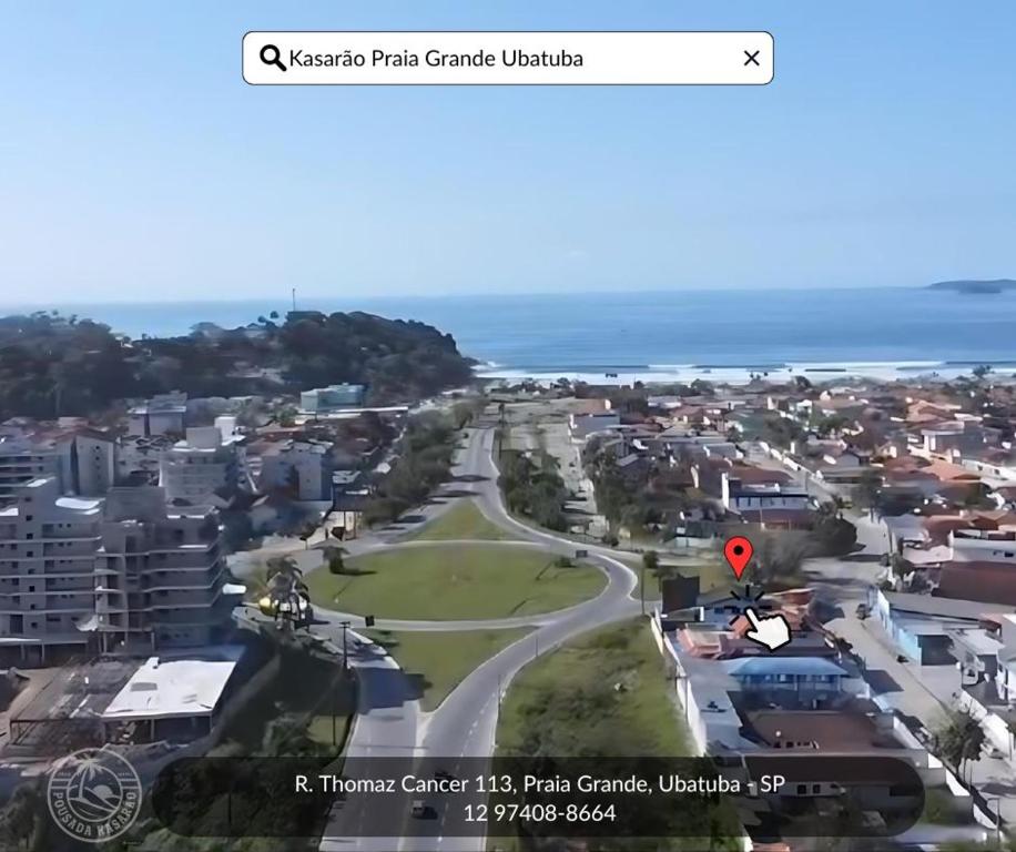 乌巴图巴Pousada Kasarão Praia Grande Ubatuba的享有小镇的空中景致和街道景色