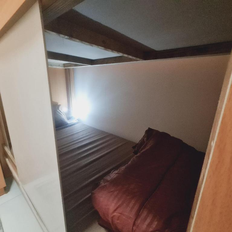 LA Gold hostel capsule客房内的一张或多张床位