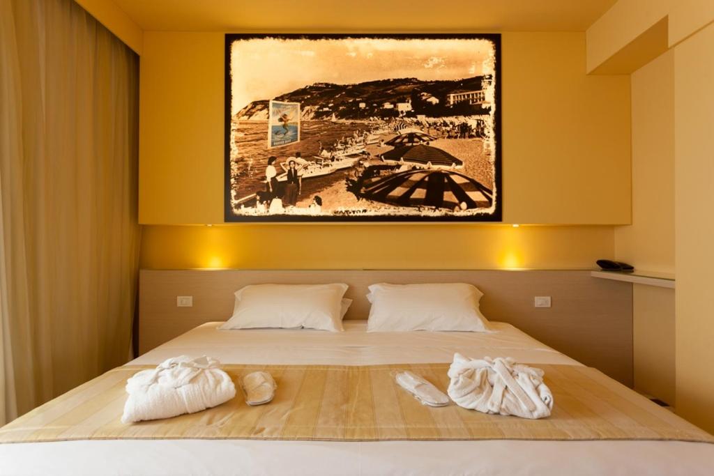 加比切马莱马里内拉度假酒店的一间卧室配有一张床,上面有两条毛巾
