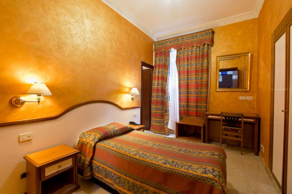 罗马利拉酒店的酒店客房设有一间带一张床和一张桌子的卧室