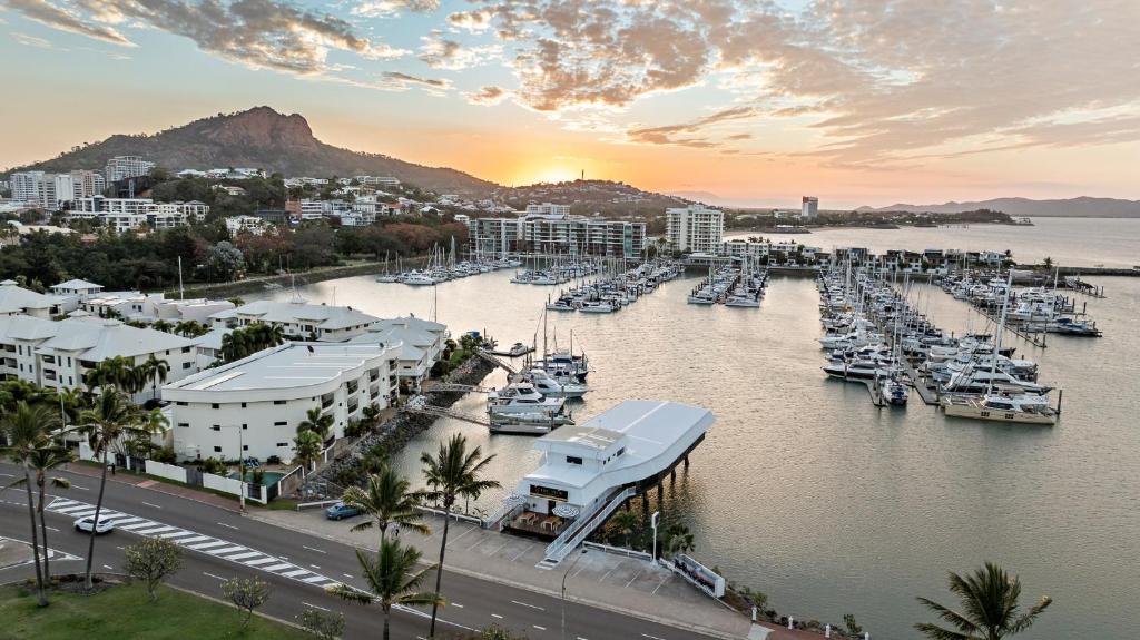 汤斯维尔The Pier Pods on the water- 50m from Townsville bus terminal and ferry terminal的水中有许多船的码头