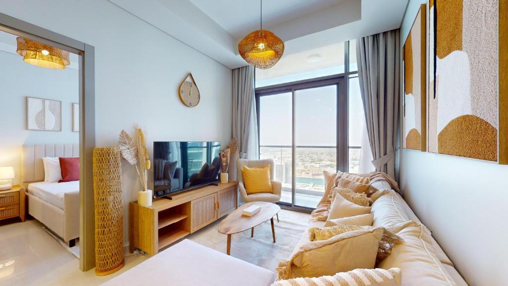 迪拜Primestay - Spacious 2BR in Aykon City - Business Bay的带沙发和电视的客厅