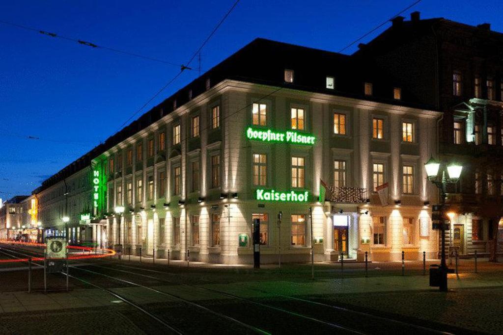 卡尔斯鲁厄凯斯霍夫酒店的建筑的侧面有 ⁇ 虹灯标志