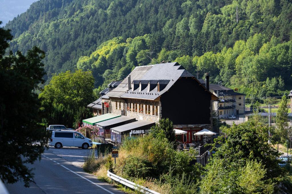 别尔萨Hostal Pañart的山旁道路边的建筑物