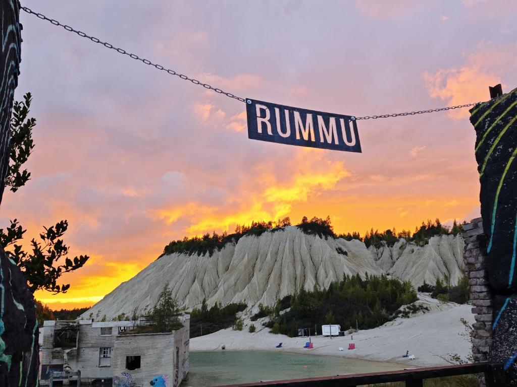 RummuRUMMU Quarry Houses的挂在山链上的街道标志