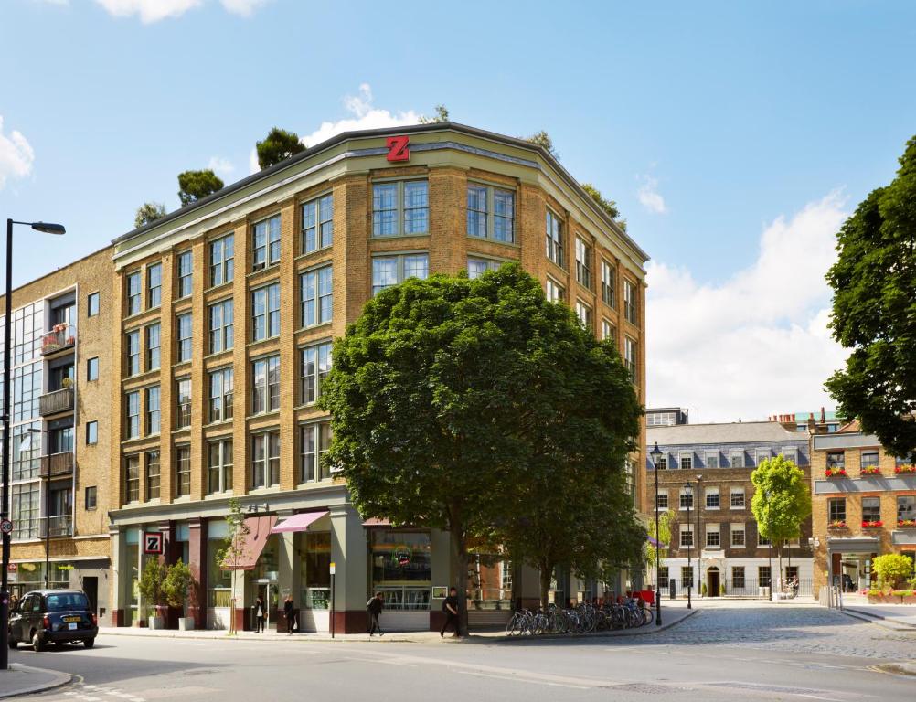 伦敦Marrable's Farringdon Hotel的前面有一棵树的大型砖砌建筑