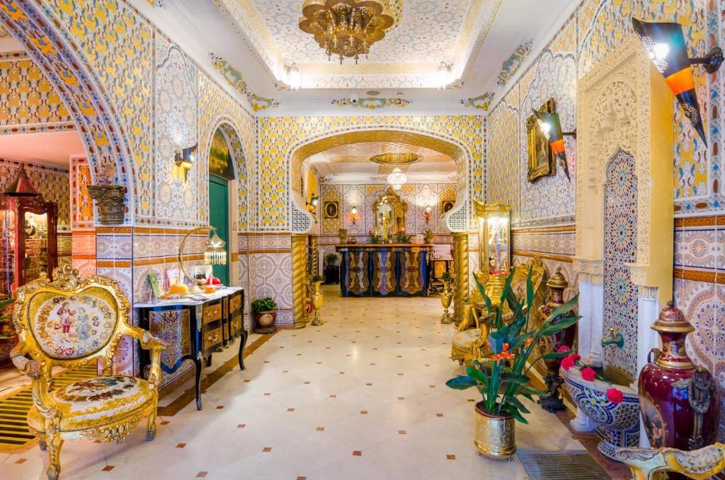 布鲁塞尔莫扎特酒店的大房间拥有色彩缤纷的墙壁,房间配有椅子