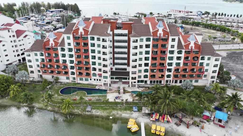 卢穆特Seaside Retreat Homestay Pangkor Marina Lumut的水上度假村的空中景观