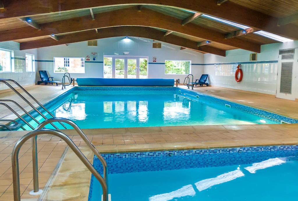 Kilconquhar基尔康克尔城堡酒店的大楼内一个蓝色的大型游泳池