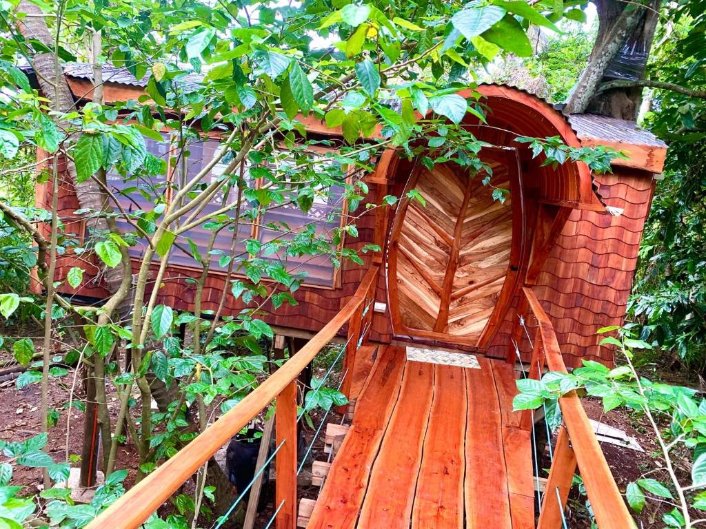 MakaungaTukulolo Treehouses的砖砌建筑旁边的木凳