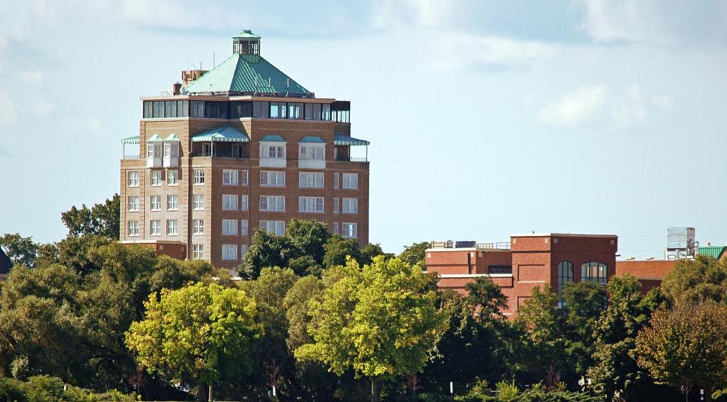 特拉弗斯城Park Place Hotel & Conference Center的树顶上带有绿色屋顶的高楼