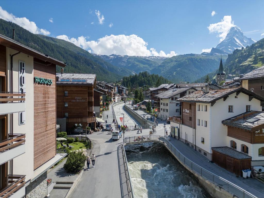 采尔马特帕纳斯酒店的享有河流和山脉小镇的景色