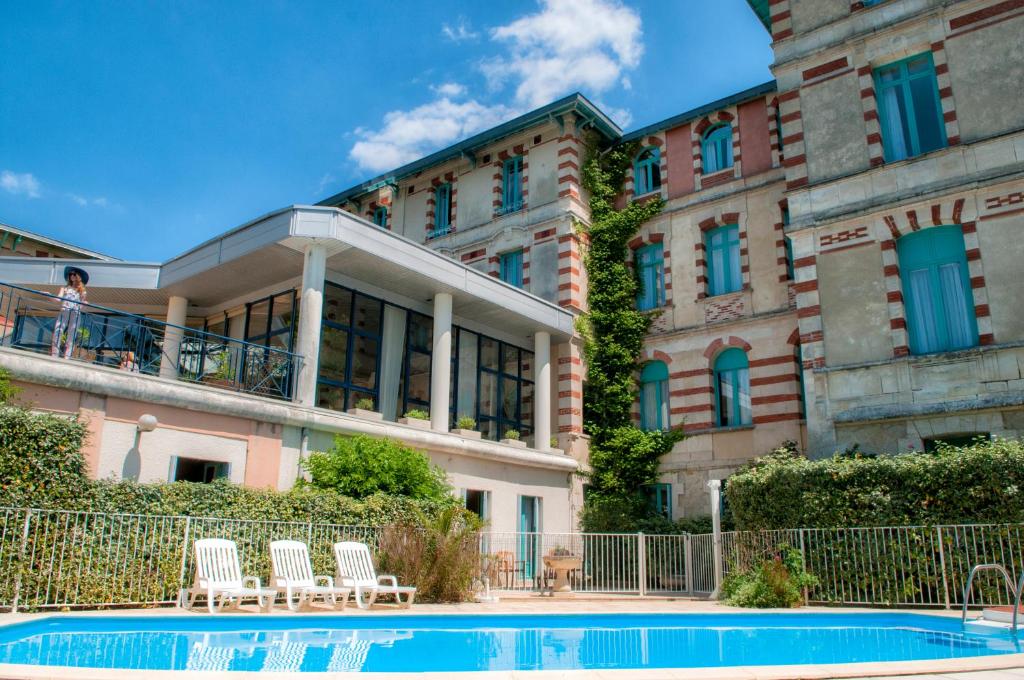 阿卡雄Résidence de Tourisme Vacances Bleues Villa Regina的建筑前的一座带游泳池的建筑