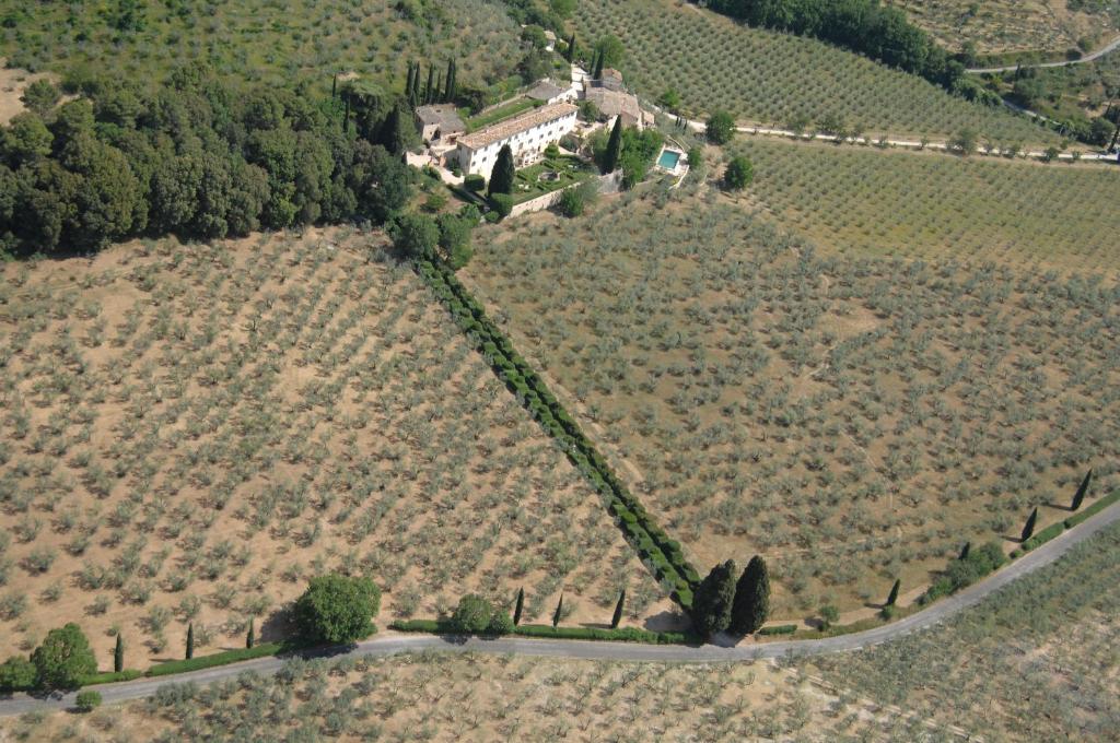 PoretaVilla della Genga Country Houses的享有山丘上房屋空中景观和道路