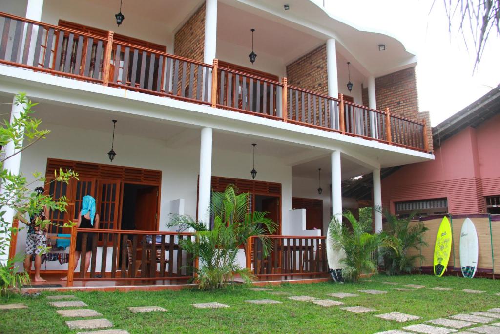 米瑞莎Dilara Resort Mirissa的带阳台和庭院的房子