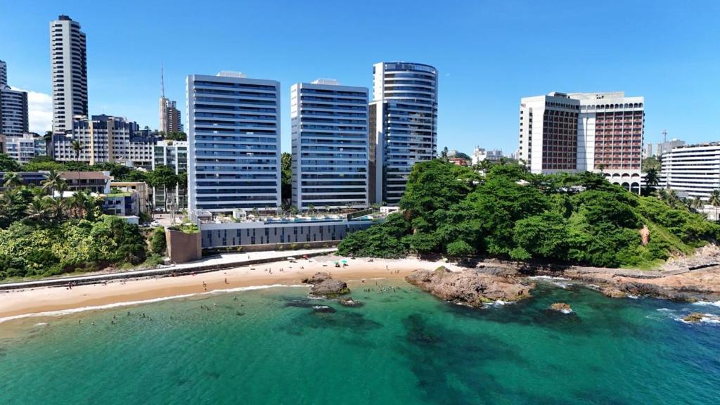 萨尔瓦多Apartamento de Luxo com acesso exclusivo à Praia的城市前方的海滩,有高楼