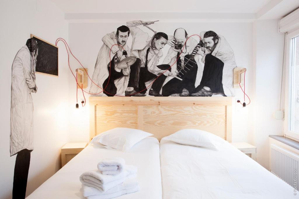 斯特拉斯堡戈拉法尔加酒店的卧室配有一张壁挂式床