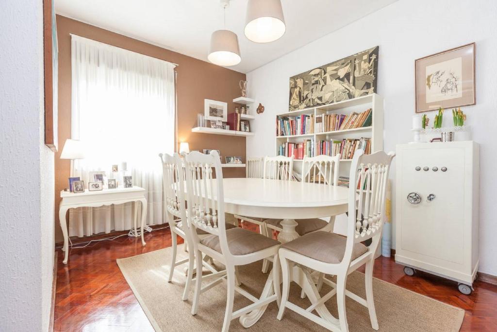 波尔图卡萨德萨路瑞斯公寓的白色的用餐室配有白色的桌椅