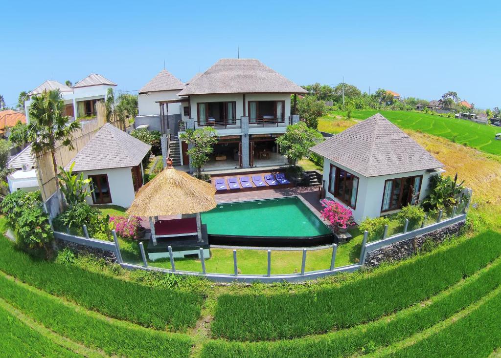 坎古贾布纳米别墅酒店的享有带游泳池的房屋的空中景致