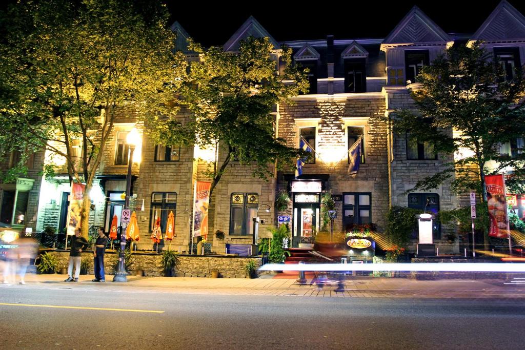 魁北克市格林奥乐酒店的夜幕降临的城市街道上