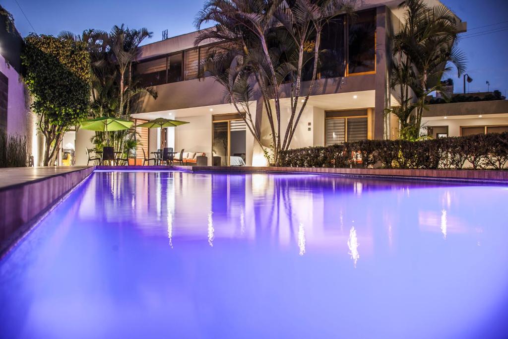 瓜达拉哈拉普拉迪诺博览会酒店的一座大楼前空的游泳池